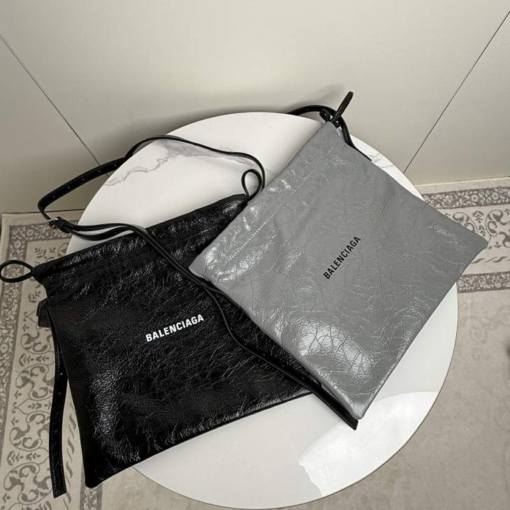 Picture of Balenciaga Handbags _SKUfw225795677fw